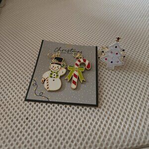 Stretch holiday ring with 2 holiday charms, great gift for any age.